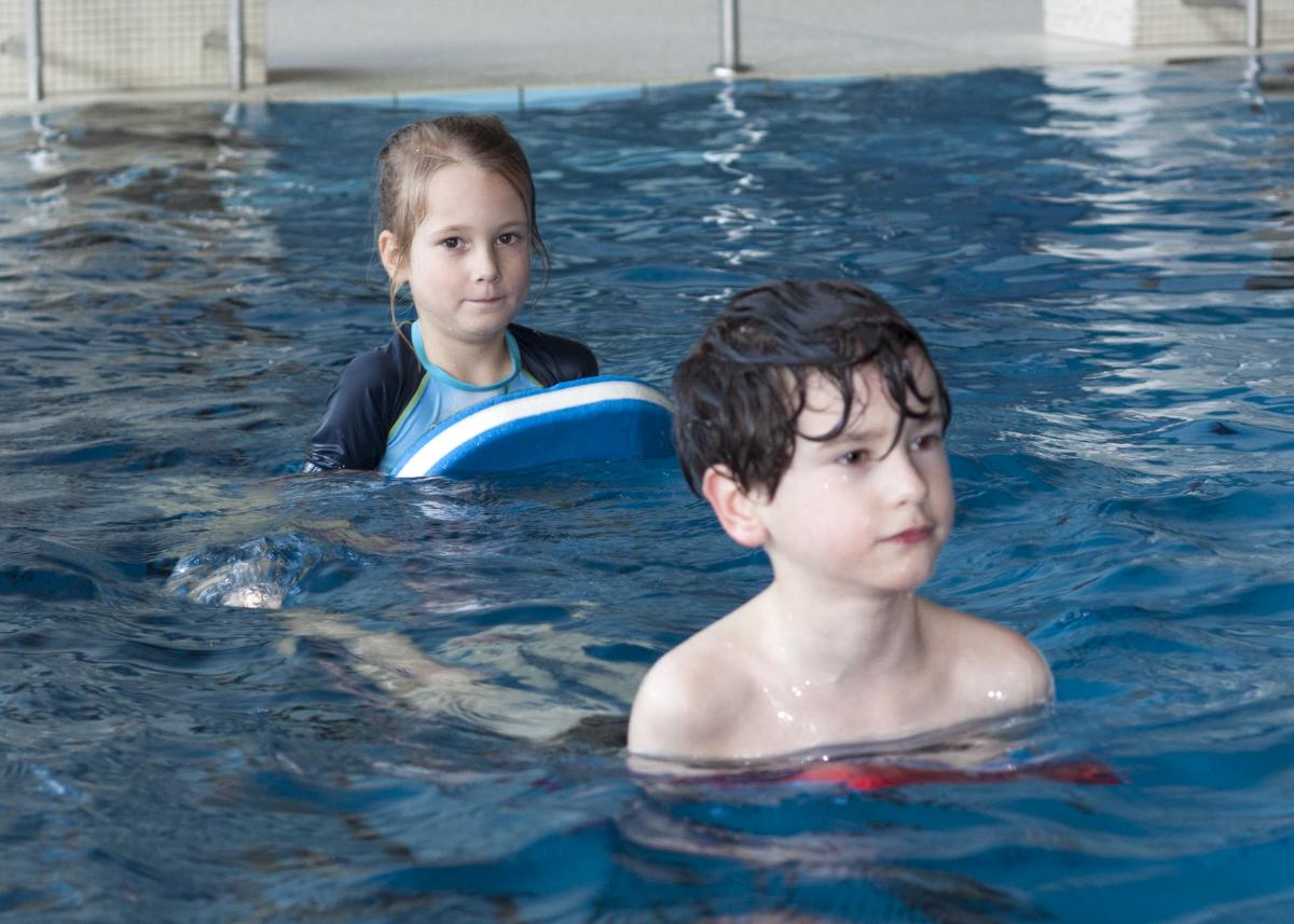 Kinder im Schwimmkurs